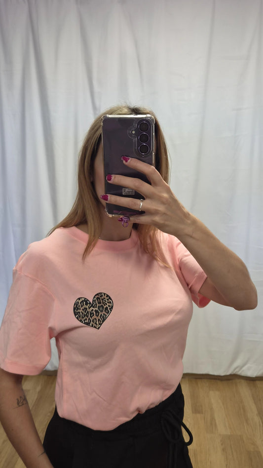 Camiseta manga corta rosa corazón leopardo