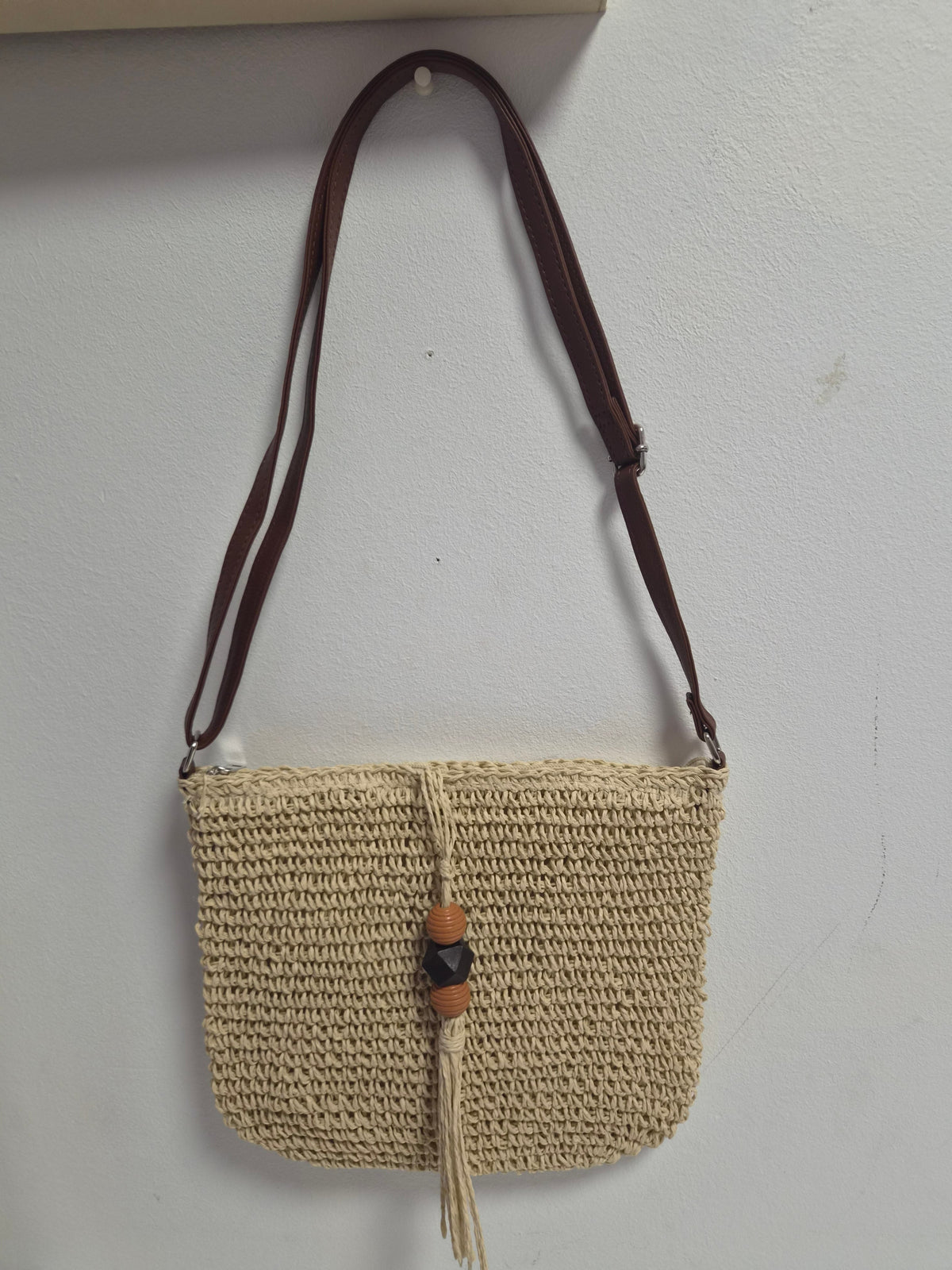 Bolso Rafia Pompón Cuentas Madera - vista frontal colgado