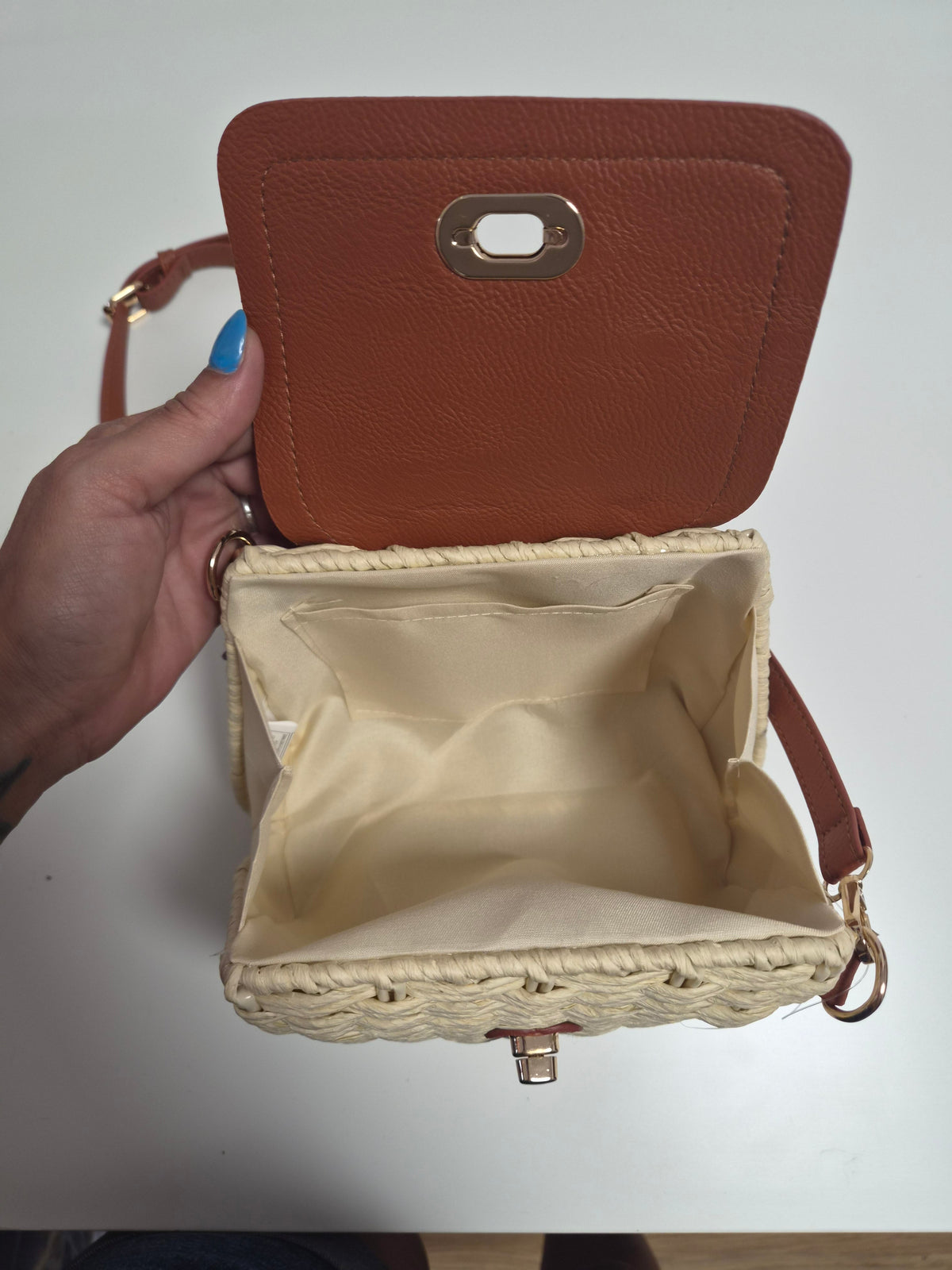Bolso Mimbre Solapa Piel Marrón - interior forro beige