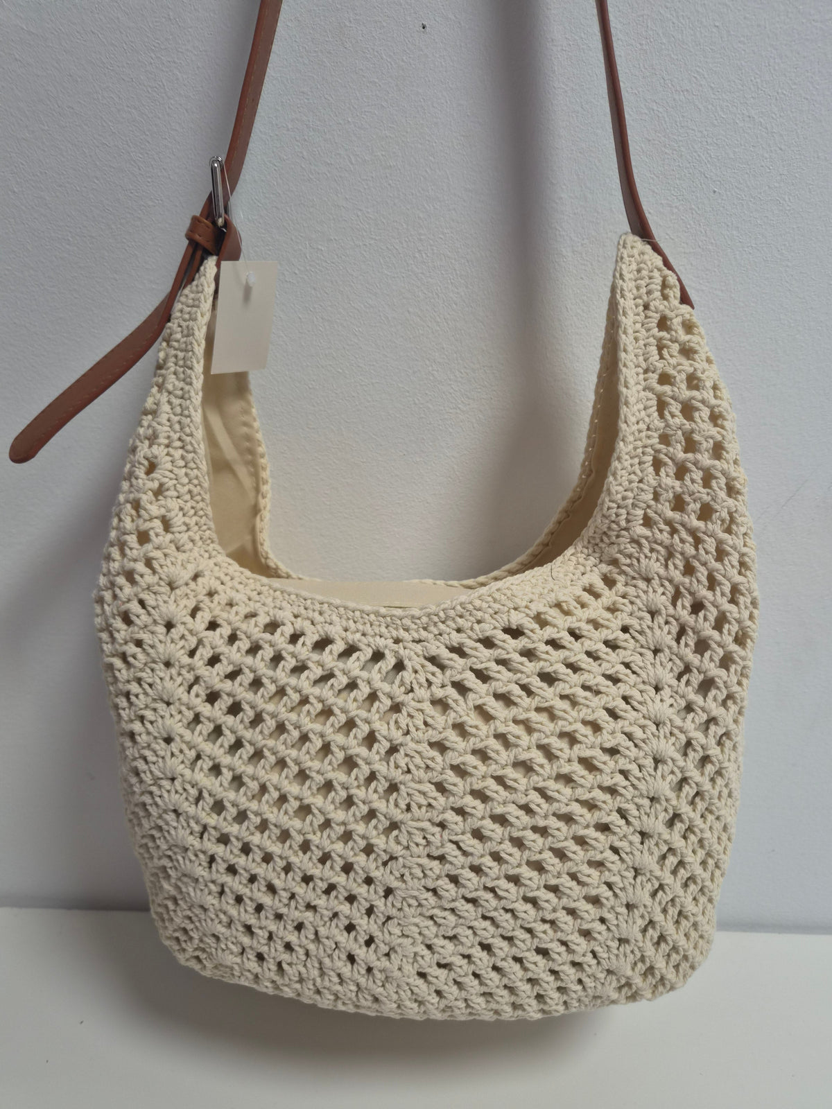 Bolso Hobo Crochet Crudo - vista frontal colgado