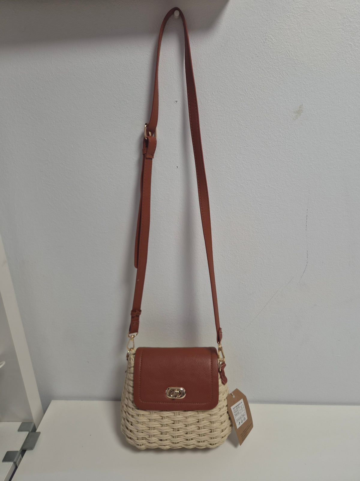 Bolso Mimbre Solapa Piel Marrón - vista completa con correa